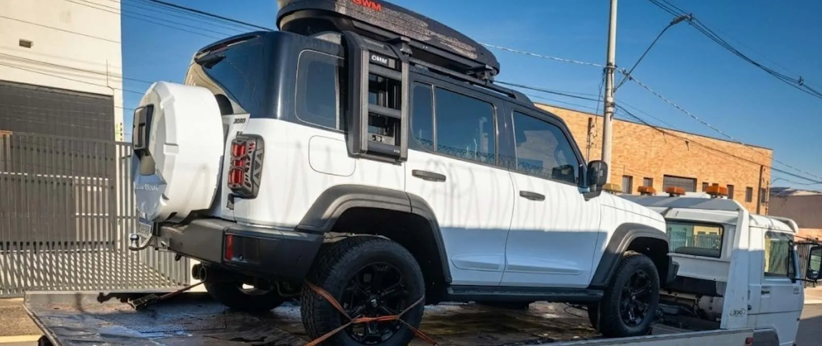 Veículo sendo removido com guincho plataforma para transporte até o destino combinado