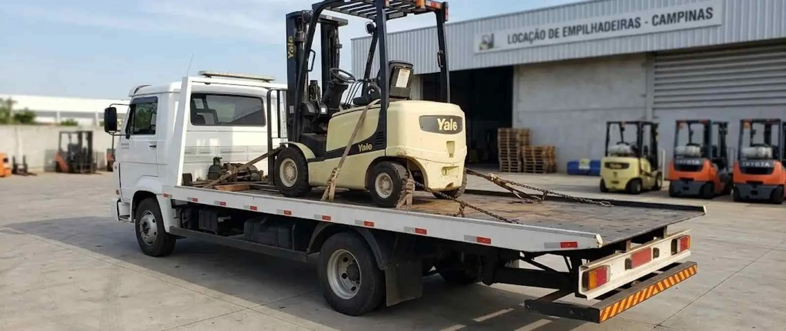 Empilhadeira fixada para transporte em plataforma