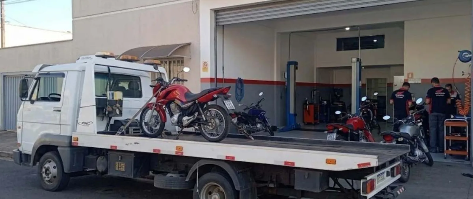 Motocicleta presa na plataforma do guincho para transporte seguro em Campinas
