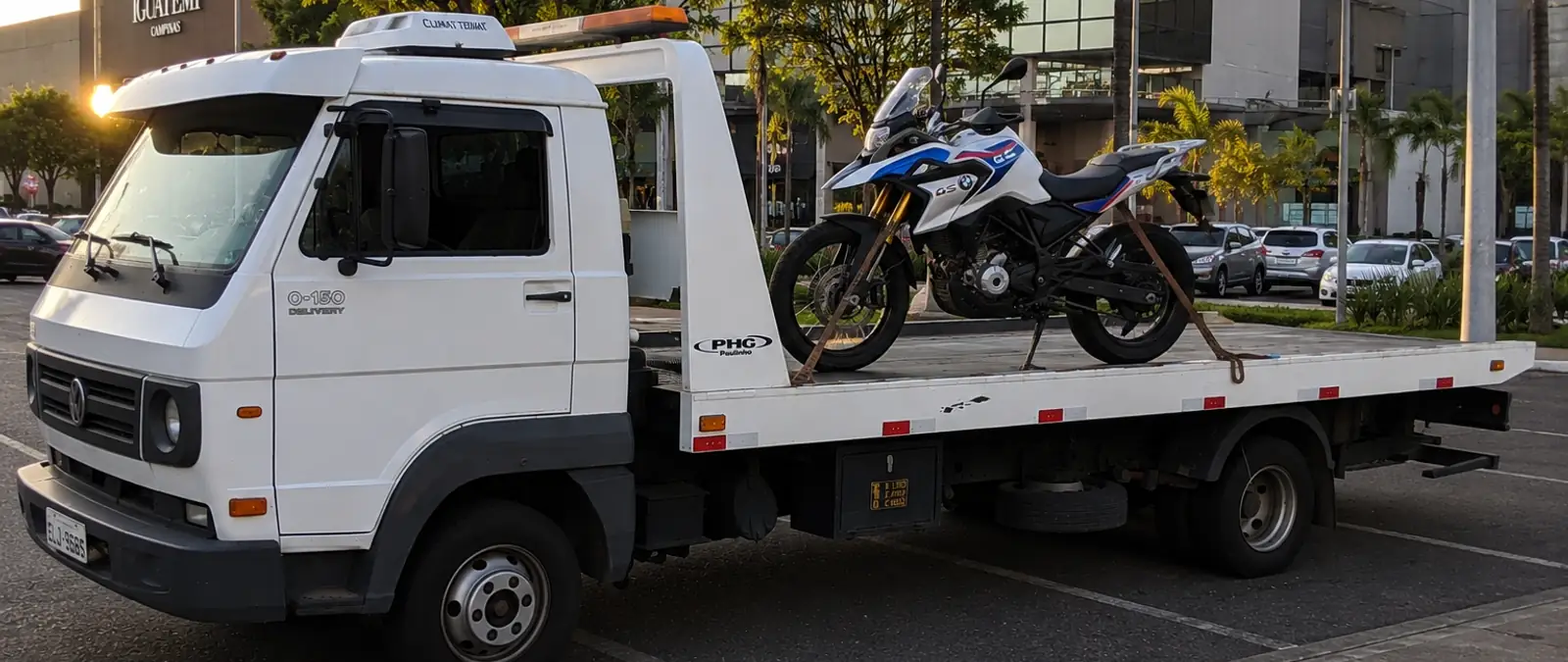 Motocicleta carregada em caminhão plataforma para remoção segura