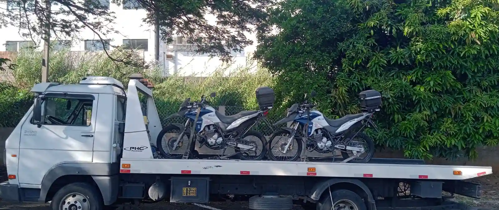 Guincho plataforma transportando motocicleta com cuidado durante o trajeto