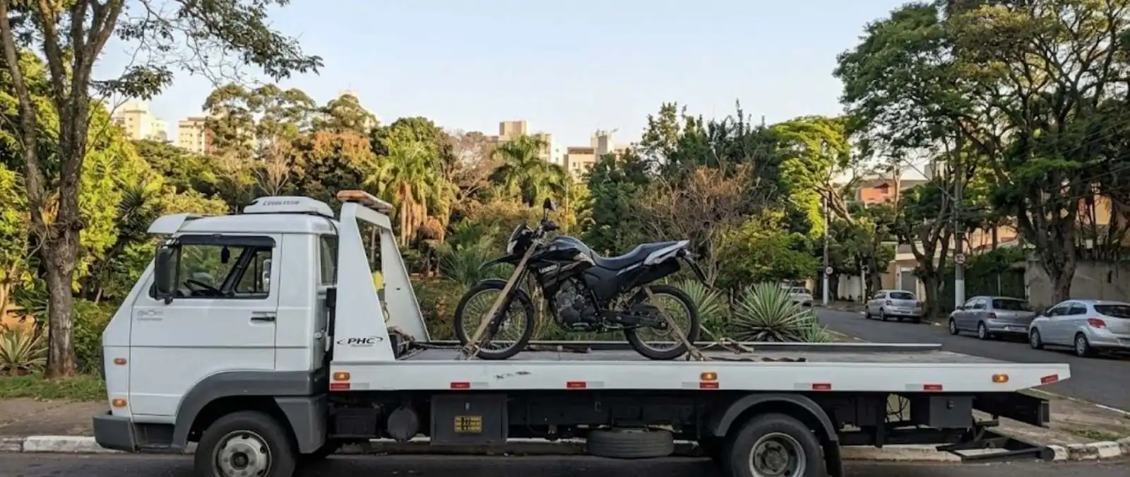 Atendimento de transporte de moto com caminhão plataforma