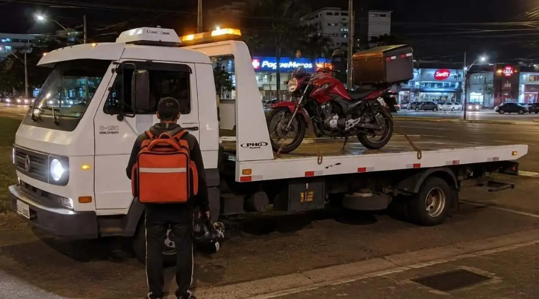 Moto transportada em guincho plataforma durante atendimento noturno em Campinas