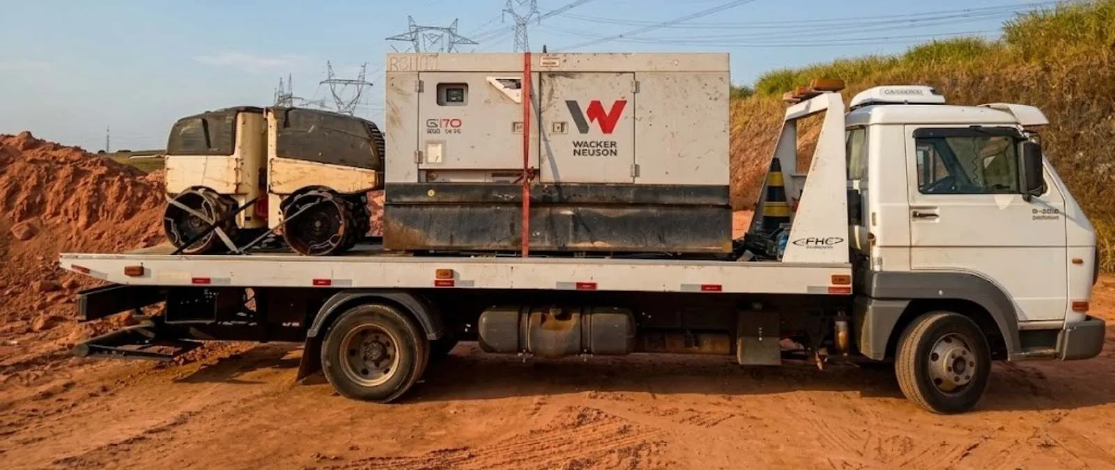 Transporte de gerador industrial utilizando caminhão plataforma