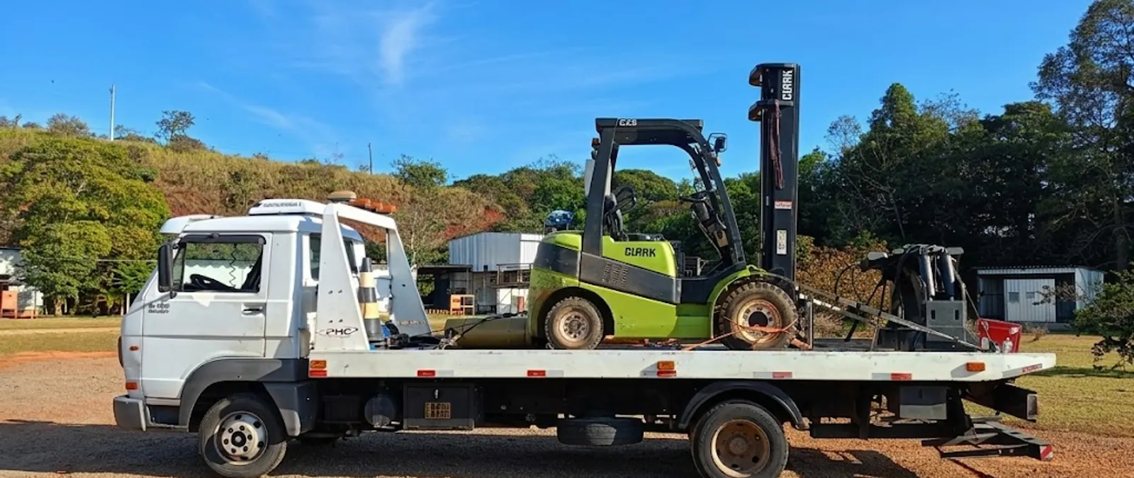 Guincho plataforma transportando equipamento industrial em Campinas