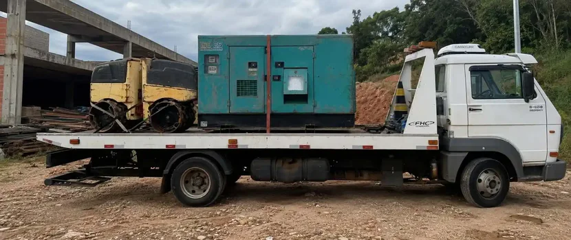Gerador azul e outro equipamento sobre a plataforma do caminhão.